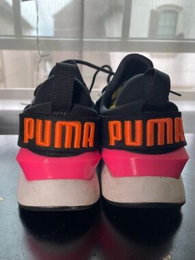 PUMA women’s Black & Pink Athletic Sneakers size 8.5